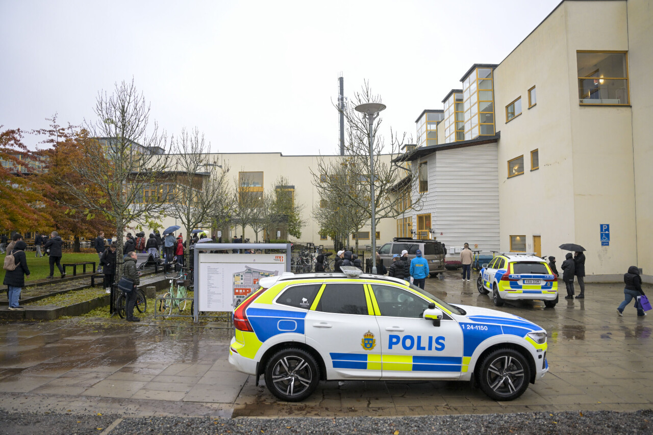 Polisen hittade inget misstänkt i skolan och kommer att upprätta en anmälan om falsklarm.