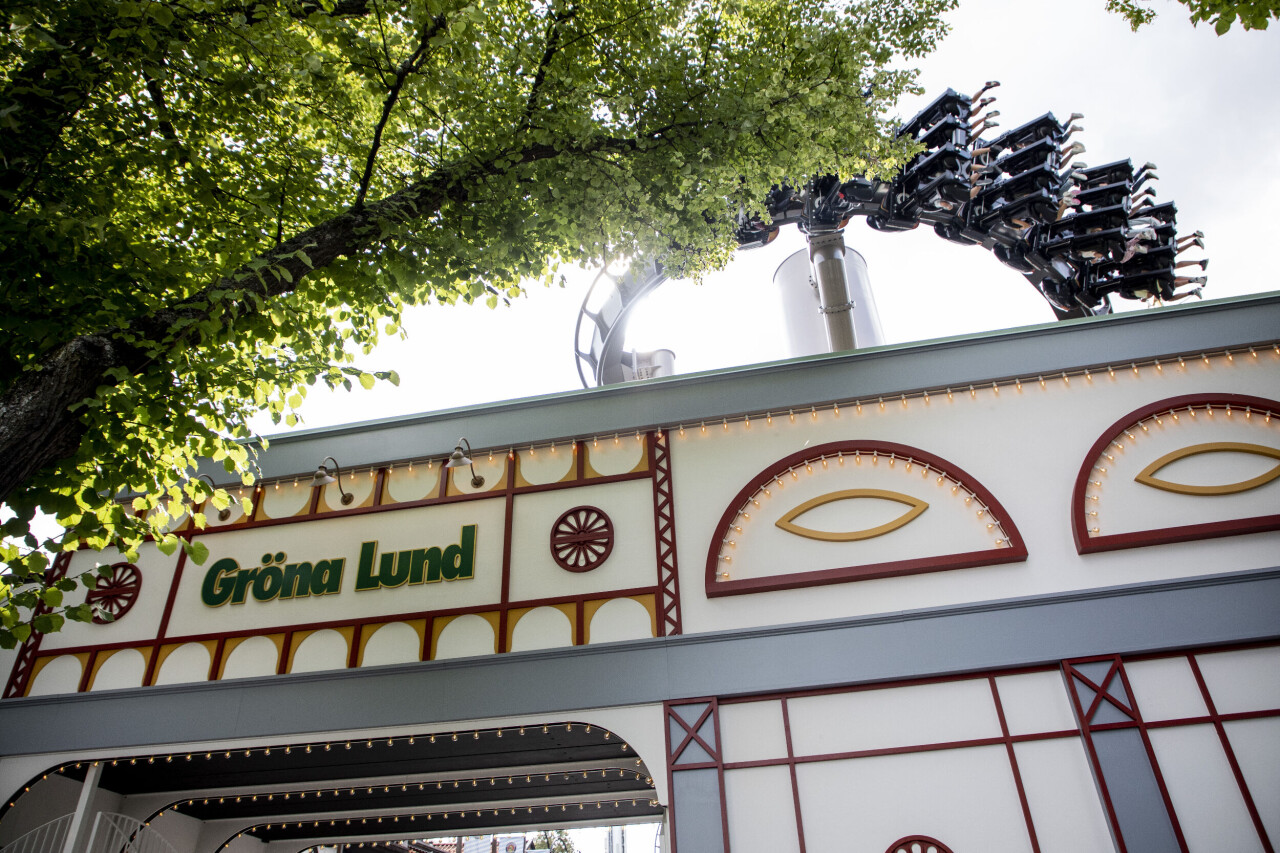 En person omkom och nio personer skadades när bergochdalbanan Jetline på Gröna Lund i Stockholm spårade ur på söndagen.