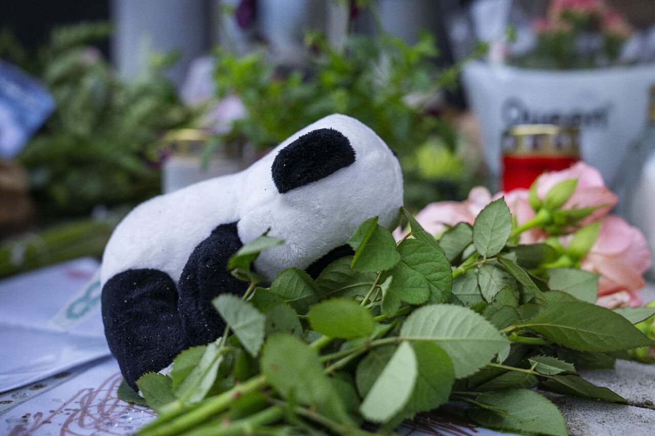 Blommor och ljus till minne av den 37-åriga gravida kvinnan som mördades i Holbæk i torsdags. På tisdagen dog även barnet som inledningsvis gick att rädda. Arkivbild.