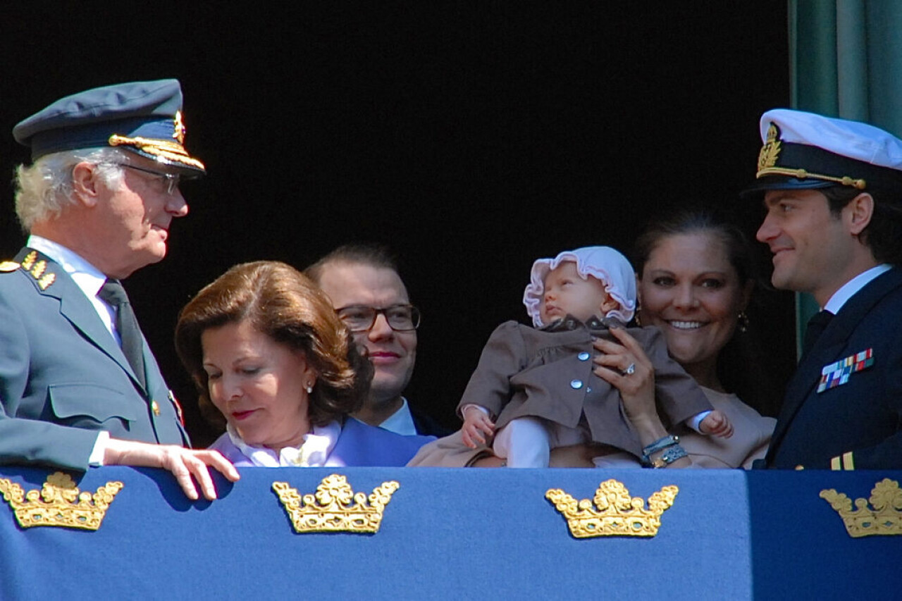 Är du nyfiken på den svenska kungfamiljens koppling till den engelska kungafamiljen? Här är släktträdet som visar släktskapet!