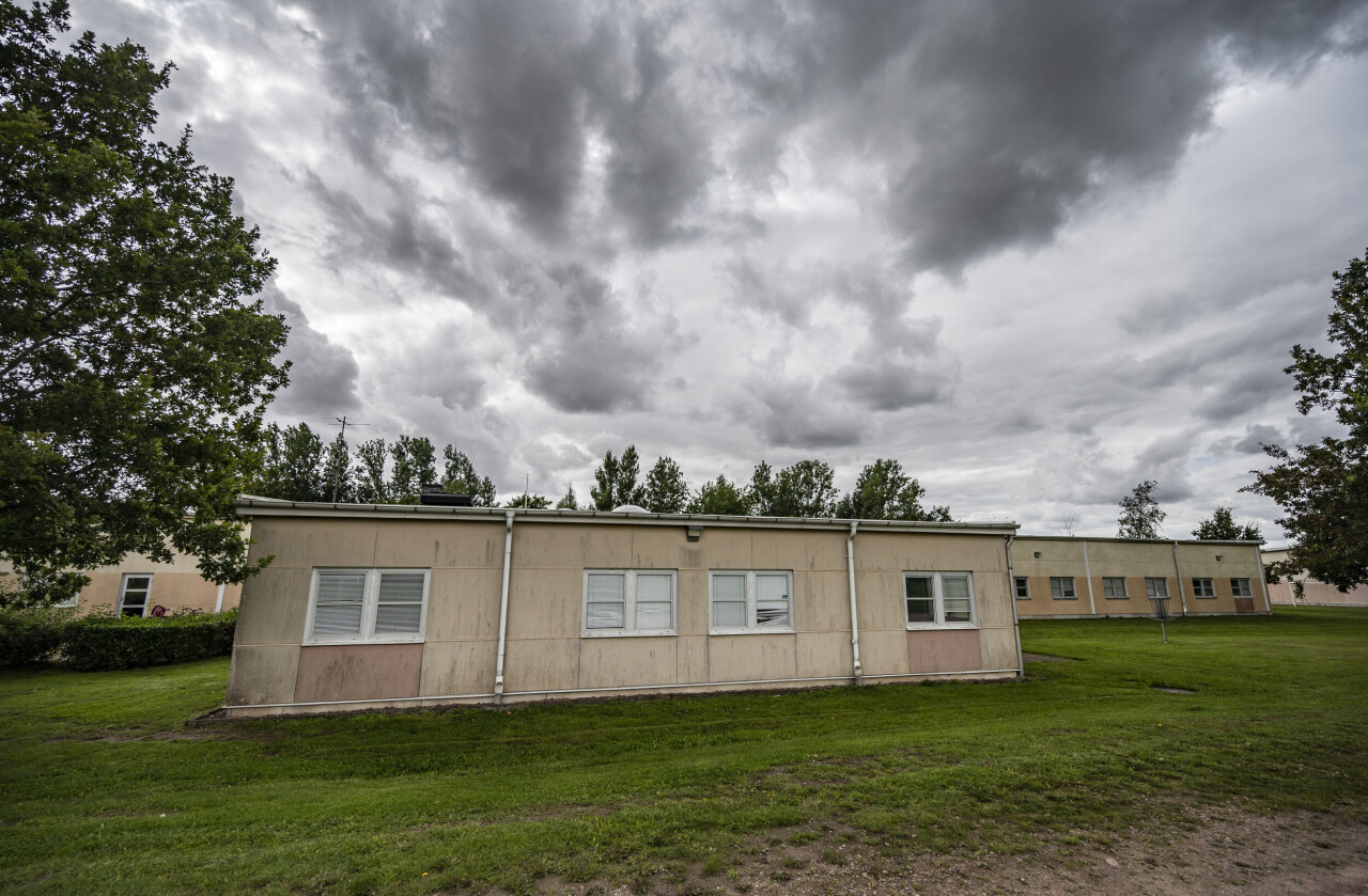 En 15-årig elev på Källebergsskolan kunde gripas omedelbart efter mordförsöket på en av skolans anställda på torsdagen. En stor polisinsats larmades till skolan vid händelsen.