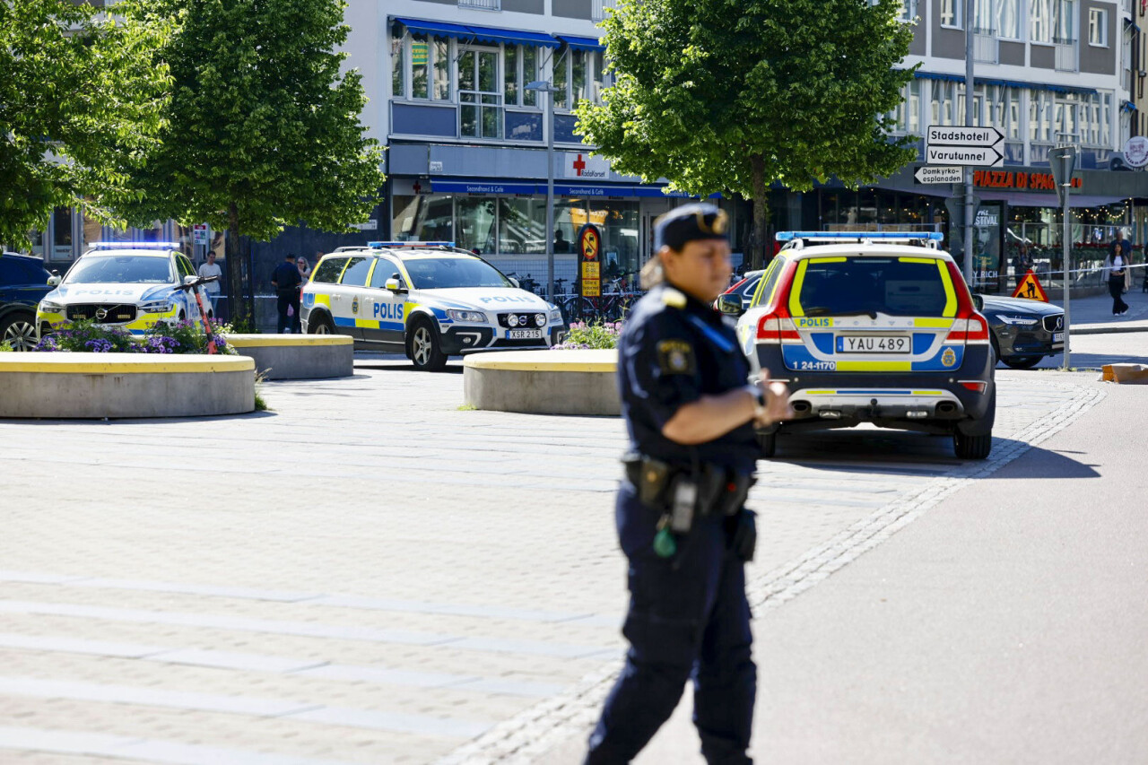 Två personer har skadats allvarligt vid ett allvarligt våldsbrott vid gallerian Kvarteret Igor i Västerås. Enligt polisen har någon form av vasst förmål använts.