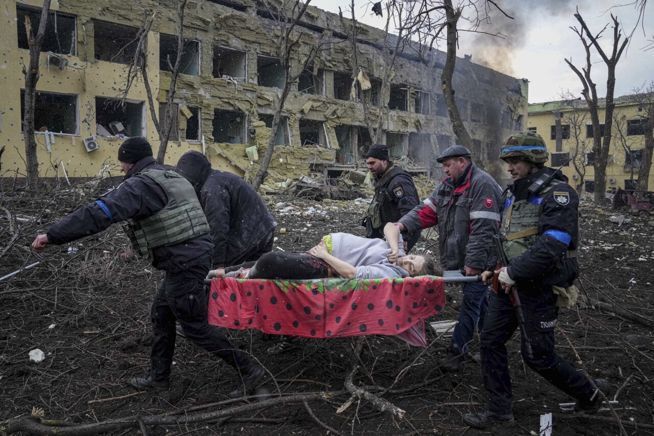 Ett sjukhus i Mariupol i Ukraina blev attackerat den 9 mars.