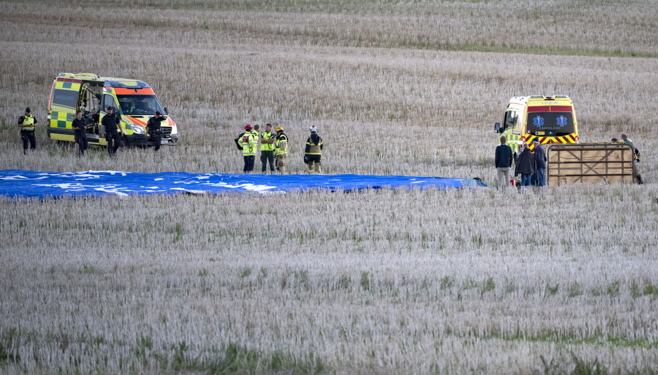 Tre personer har förts till sjukhus med ambulans efter en olycka med en luftballong strax öster om Lund.