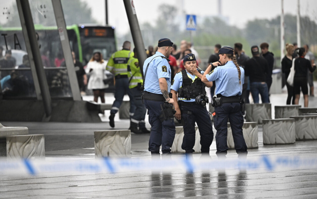 En person avled och en skadades i samband med en skottlossning på köpcentrumet Emporia i Malmö på fredagen. En tonårspojke är anhållen på sannolika skäl misstänkt för mord och mordförsök.