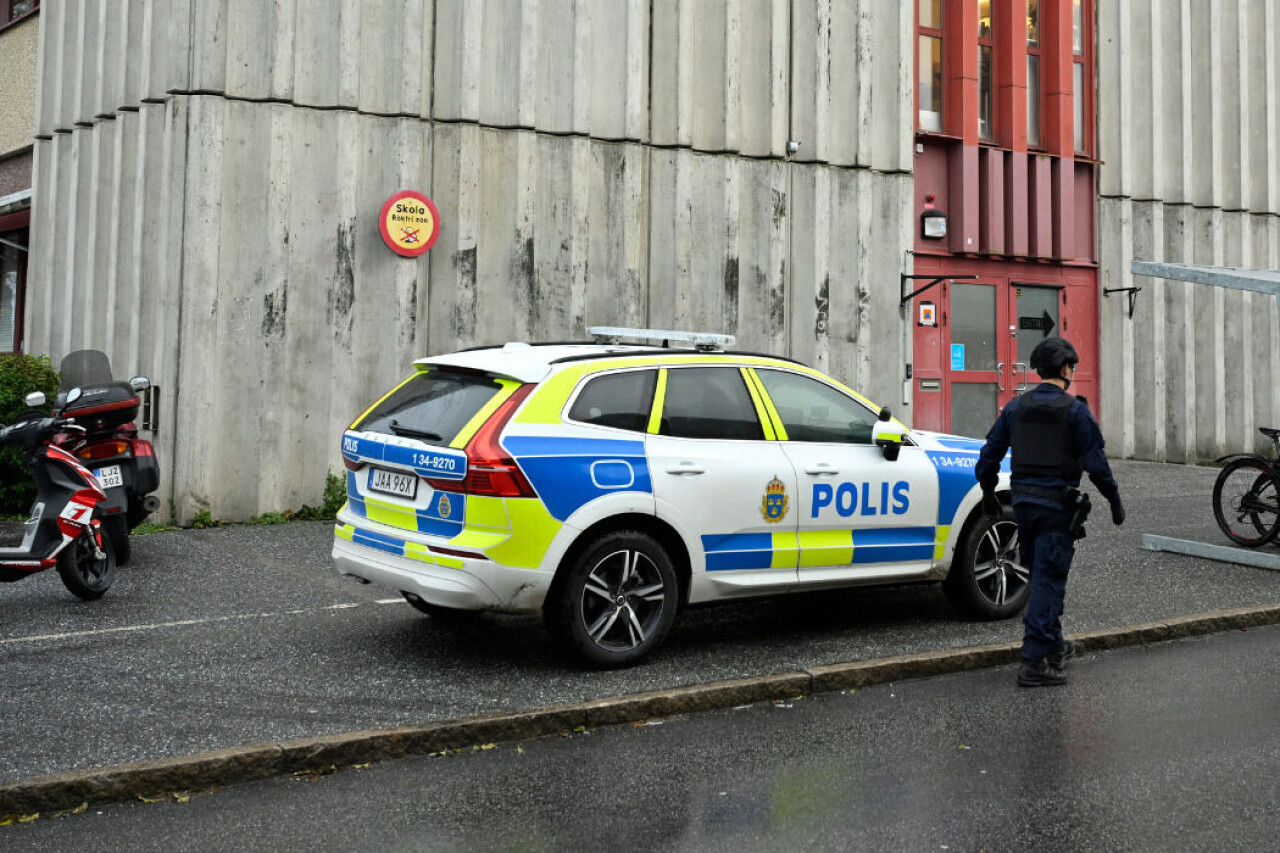 Polis på plats vid skola i Täby.