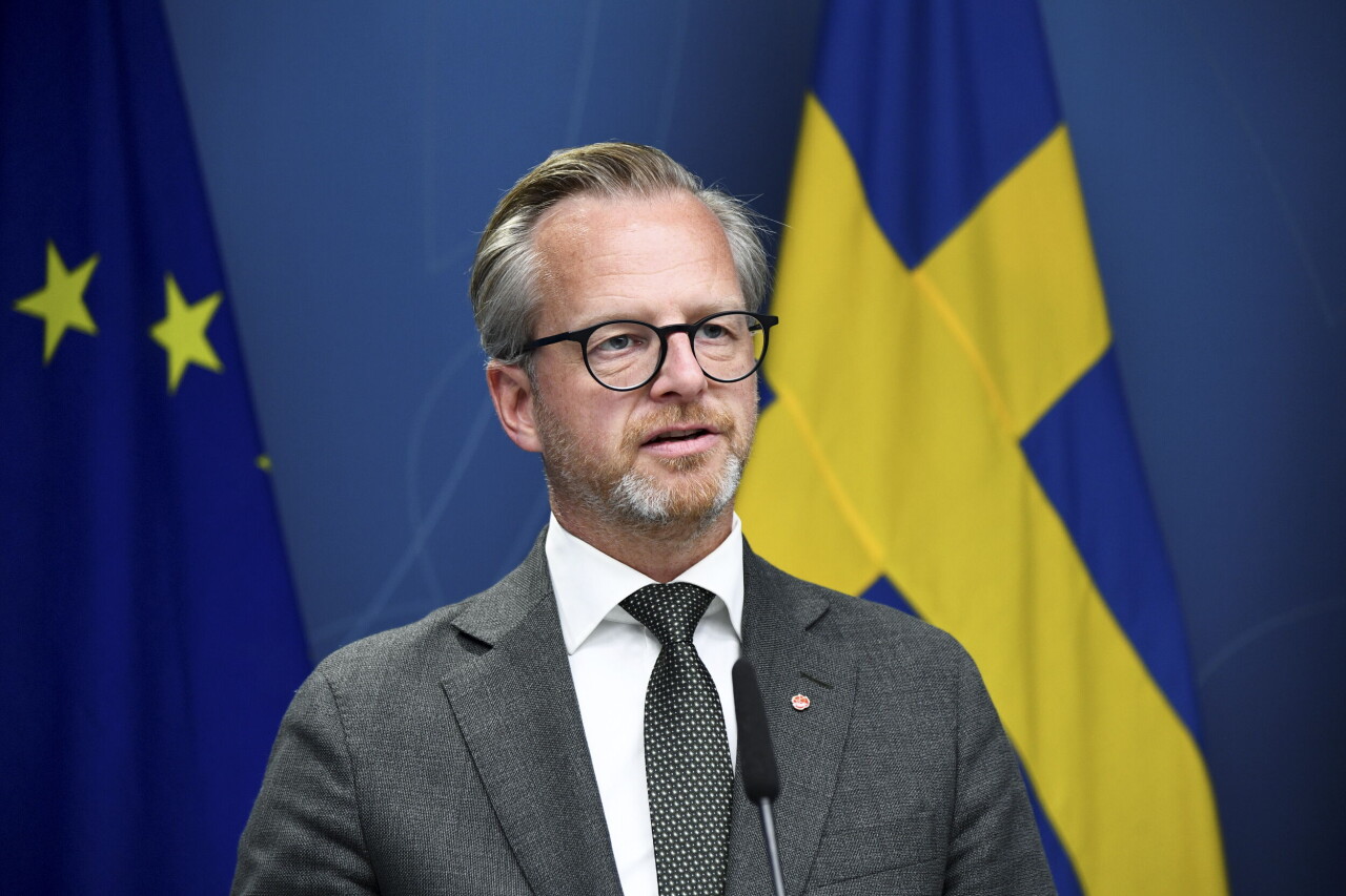 Sverige tvärnitar sig in i en lågkonjunktur, enligt finansminister Mikael Damberg (S) som släpper vallöftet familjeveckan som förslag och sänker prognosen för tillväxt nästa år kraftigt.