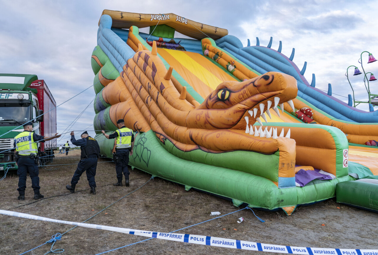 Polis och kriminaltekniker på plats efter att fyra barn har förts till sjukhus efter en olycka i en hoppborg på Kiviks marknad.