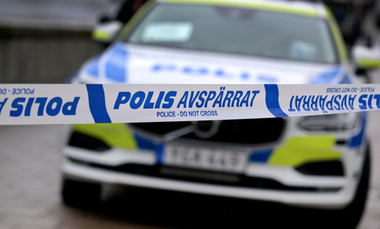 En försvunnen 4-åring som hittades i en pool har avlidit på sjukhus. Pojken avvek från en förskola i Södertälje vid 14-tiden på tisdagseftermiddagen.