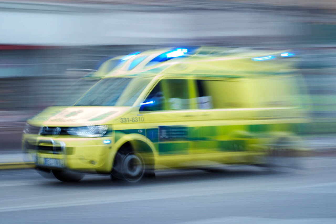 Barnet har förts till sjukhus med ambulans. Arkivbild.